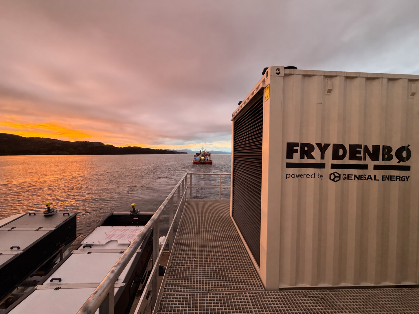 Solnedgang over industrielt dekkslandskap
